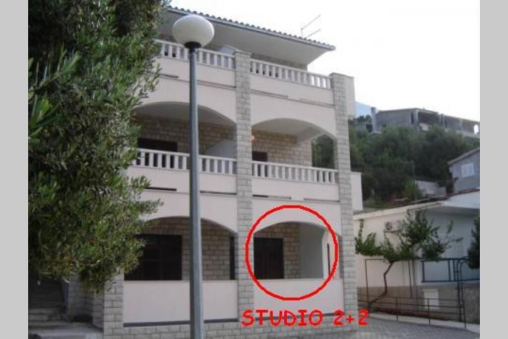 Studio Ground Floor With Terace Brela Zewnętrze zdjęcie